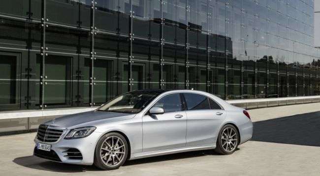 Mercedes-Benz представив оновлений седан S-Class в Шанхаї