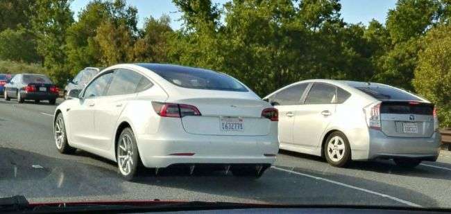 Tesla Model 3 вперше помітили в білому кольорі