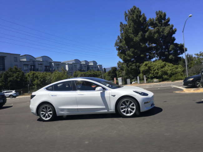Кузов серійного Tesla Model 3 розсекретила Tesla