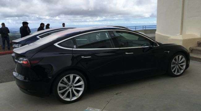 Опубліковані нові фото салону бюджетного Tesla Model 3