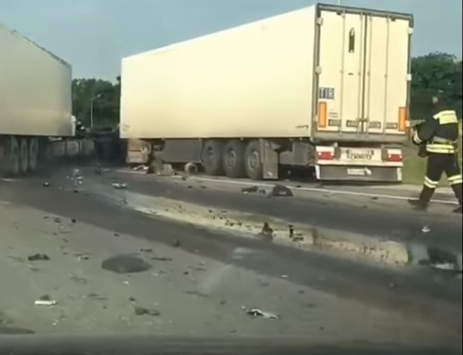 Три вантажівки зіткнулися на трасі в районі Кореновском