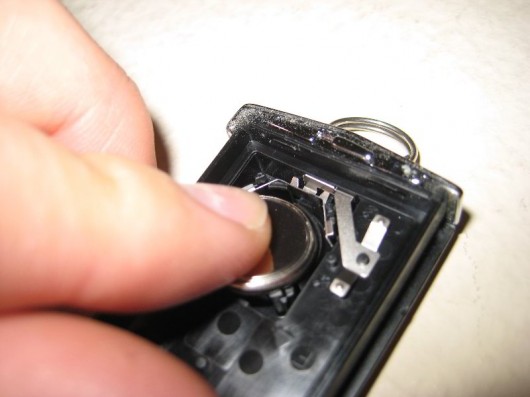 Як замінити батарейку в брелоку ключа Мазда