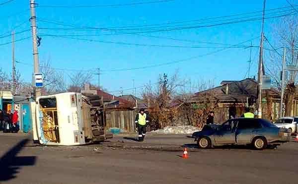 В результаті ДТП в Кургані перекинувся пасажирський автобус. Загинула одна людина