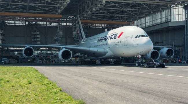 Стандартний Porsche Cayenne відбуксирував 285-тонний літак Airbus A380