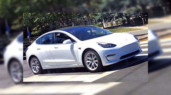 Tesla Model 3 вперше помітили в білому кольорі