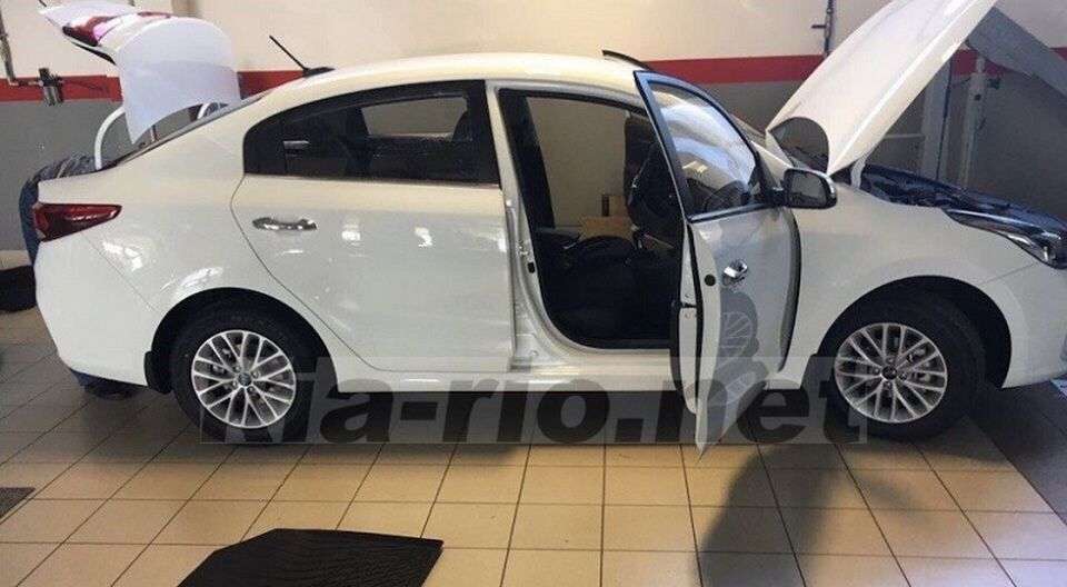На фото зявилася нова KIA Rio без камуфляжу