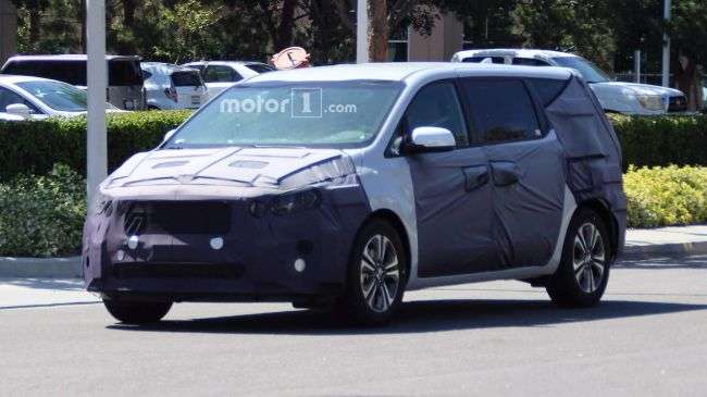 Новий KIA Sedona вирулив на тести в Каліфорнії