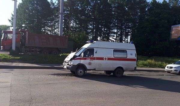 В Уфі «швидка» врізалася у тролейбус