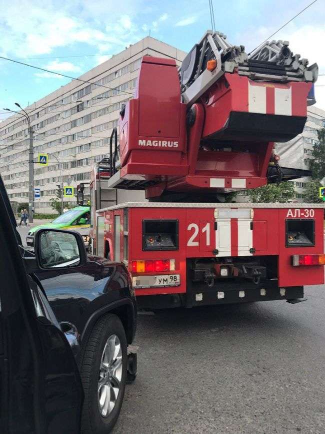 У Виборзькому районі Петербурга пожежна машина знесла бампер «Джипу»