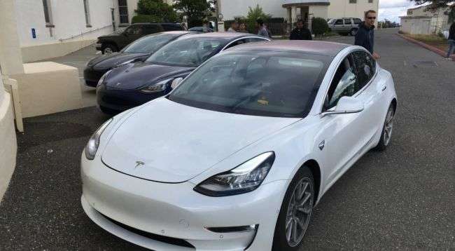 Опубліковані нові фото салону бюджетного Tesla Model 3