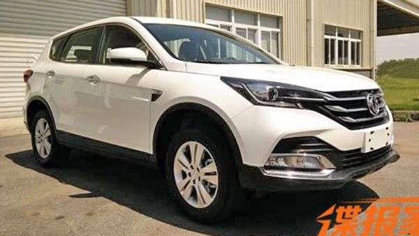 Оновлений кросовер Dongfeng AX7 поділений на перших фото без камуфляжу