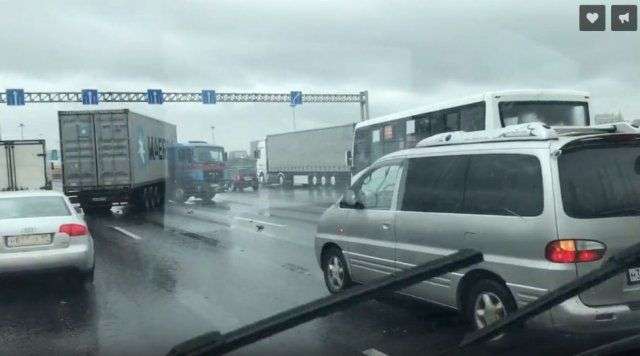 ДТП з фурами стало причиною багатокілометрової пробкою на КАД в Петербурзі