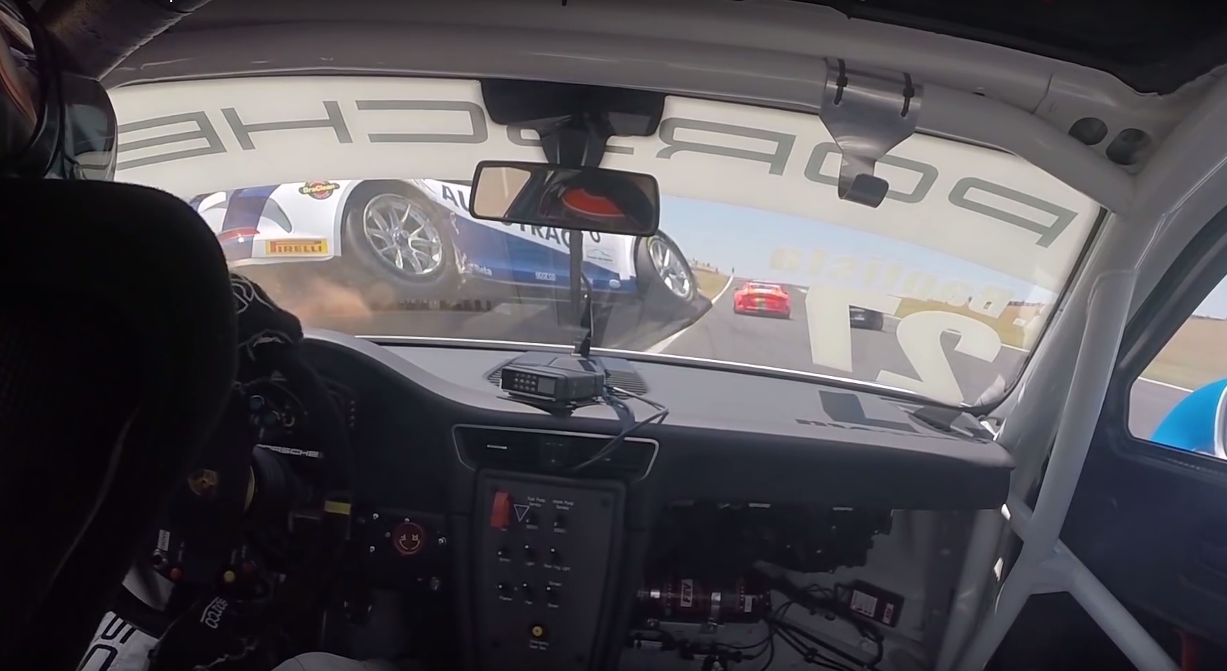 Відео: Брутальна аварія на гоночній трасі Porsche 911 GT3