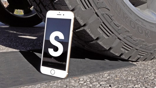 iPhone 6S витримав наїзд пікапа