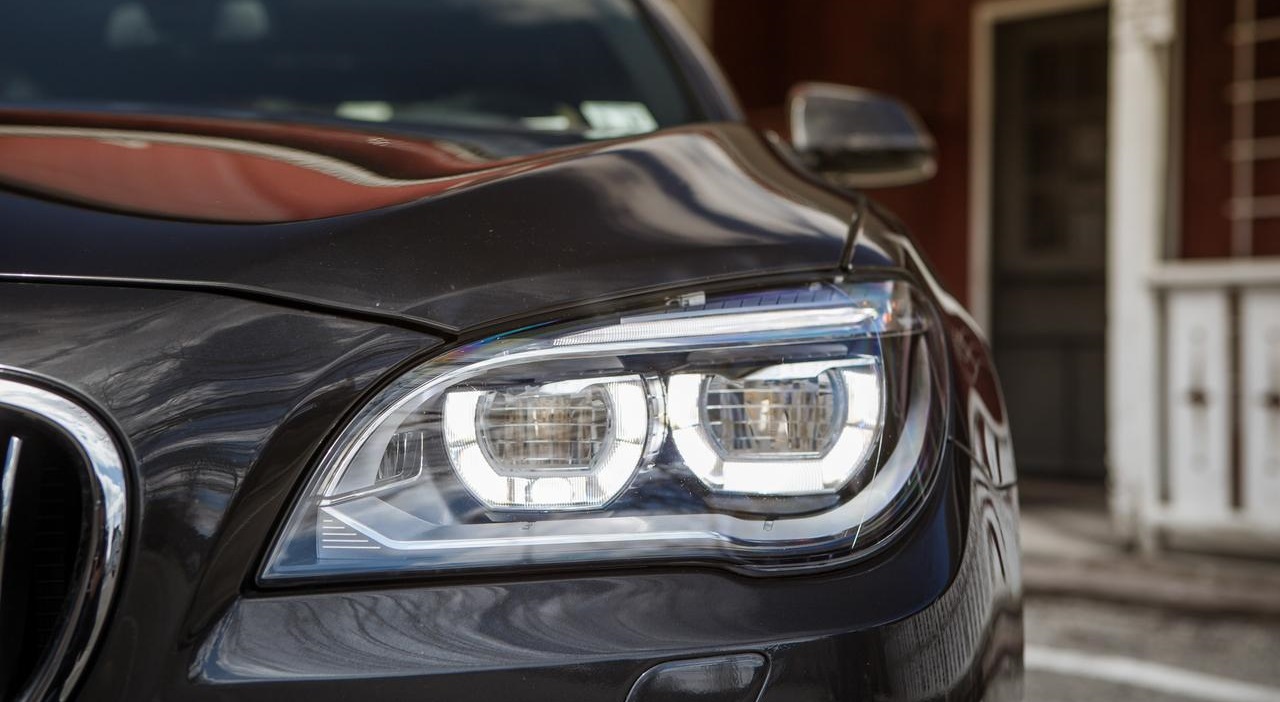 Названі офіційні ціни на нову версію BMW 7 Series в Росії