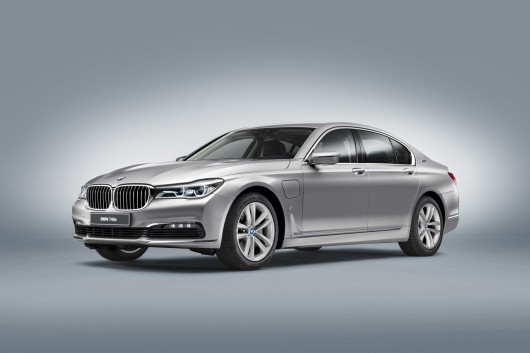 BMW 740e PHEV на автосалоні в Женеві 2016