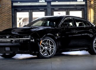 Новий зарядний пристрій SIXPACK — найпотужніший седан в Америці ціною менше 60 000 доларів