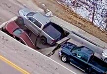 Обвалення дороги в Омаху: провал поглинув автомобілі