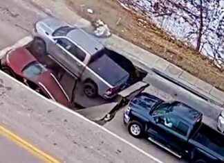 Обрушение дороги в Омахе: провал поглотил автомобили