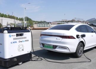 Robôs móveis levam carregamento de veículos elétricos para cidades lotadas da China