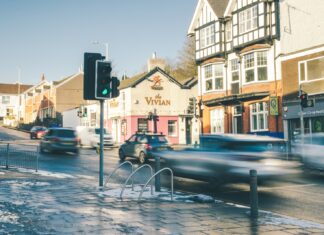 Hai bisogno di pneumatici invernali? Una guida chiara per gli automobilisti del Regno Unito