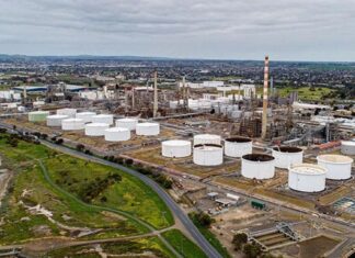 Aumentan las preocupaciones sobre el suministro de combustible a medida que el incendio afecta a una importante refinería australiana