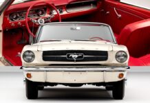 Цей Mustang їздив рейками в Діснейуорлд перед тим, як вийти на асфальт
