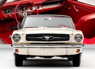 Deze Mustang reed over de rails op de Disney World Fair voordat hij het asfalt raakte
