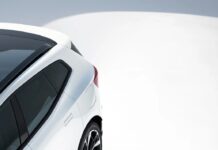 Polestar 4 дорослішає (і знаходить вікно)