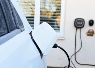 Податок на домашню зарядку ЕМ: як політика Бернхема спотворює вартість електромобілів