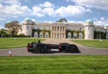 Робот Roborace піднімається на гору Гудвуд без водія
